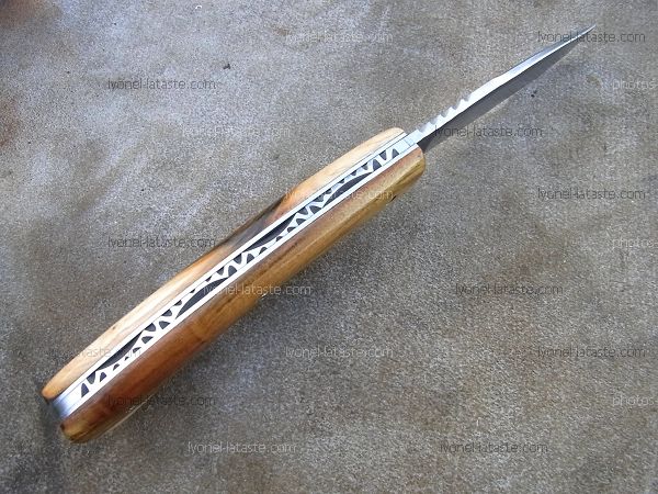 Couteau pliant Le GRAAL avec guillochage sur le dos du ressort et à l'intérieur. Guillochage dos de lame.