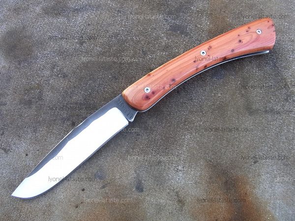 Couteau Le GRAAL manche en genévrier avec lame en acier 14C28N brut de forge INOXYDABLE.
