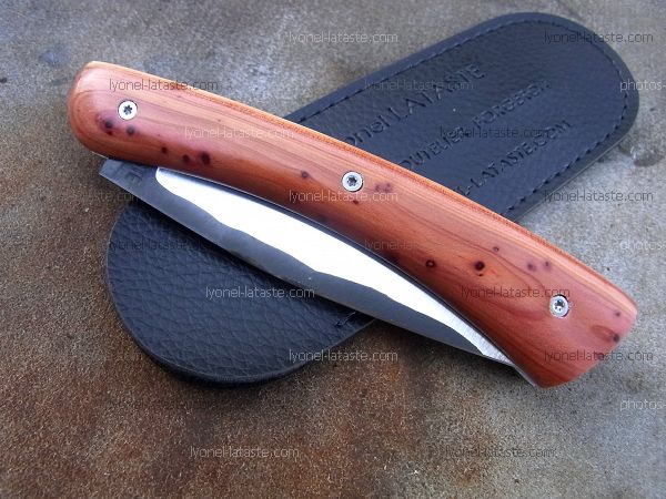 Couteau Le GRAAL manche en genévrier avec son étui de protection (fourreau de poche)