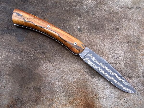 Couteau Le GRAAL manche en hêtre échauffé avec une lame en damas forgé.