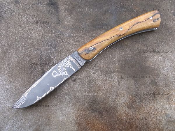 Couteau Le GRAAL manche en hêtre échauffé avec une lame en damas forgé.