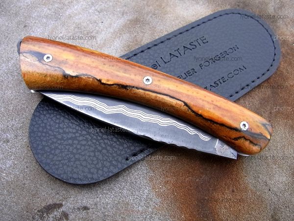 Couteau Le GRAAL lame damas avec son étui de protection (fourreau de poche)