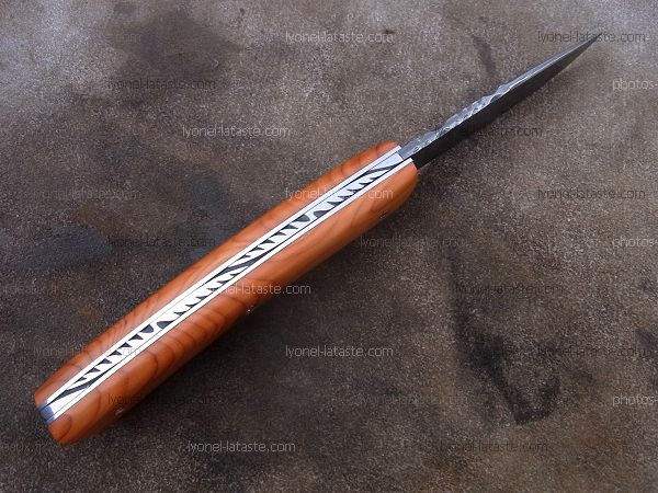 Couteau Le GRAAL lame damas avec guillochage sur le dos du ressort et à l'intérieur. Guillochage dos de lame.