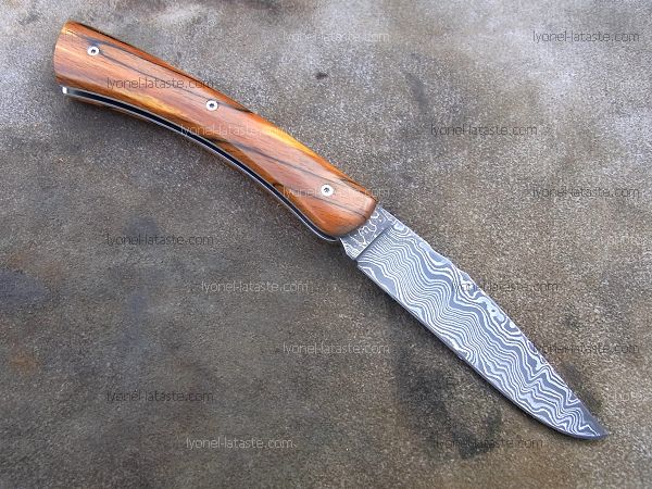 Couteau Le GRAAL manche en hêtre échauffé avec lame en damas forgé.