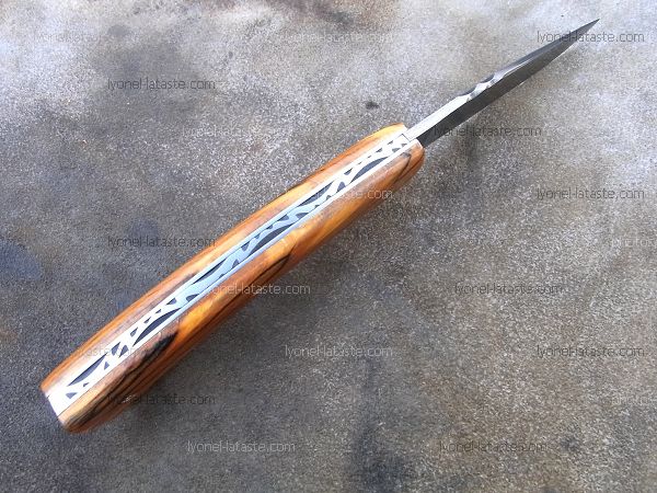 Couteau pliant Le GRAAL avec guillochage sur le dos du ressort et à l'intérieur. Guillochage dos de lame.