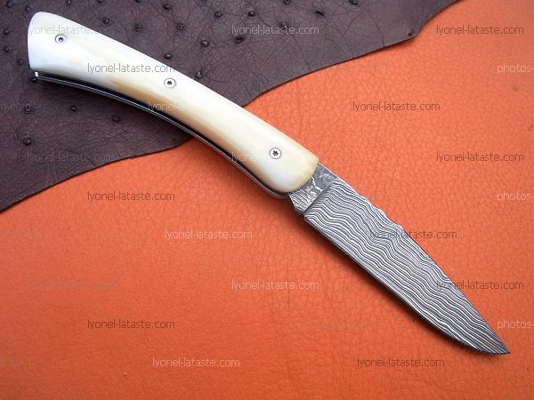 Couteau Le GRAAL manche en os teinté avec lame en damas forgé.
