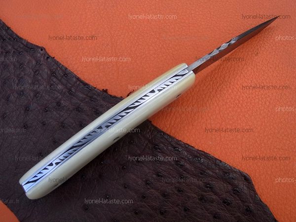 Couteau pliant Le GRAAL avec guillochage sur le dos du ressort et à l'intérieur. Guillochage dos de lame.