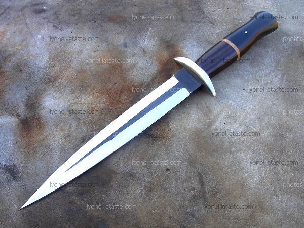 Dague L.LATASTE manche en bois d' ébènes avec lame en acier forgé, double tranchant.