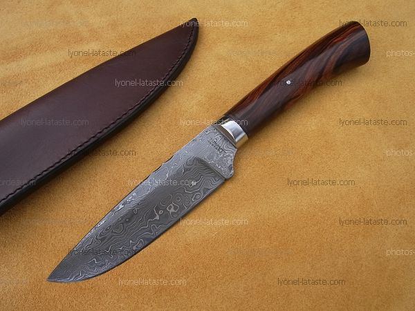 Couteau L.LATASTE manche ébène et phacochère avec lame en damas forgé.