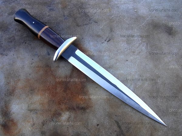 Dague L.LATASTE manche en bois d' ébènes avec lame en acier forgé, double tranchant.