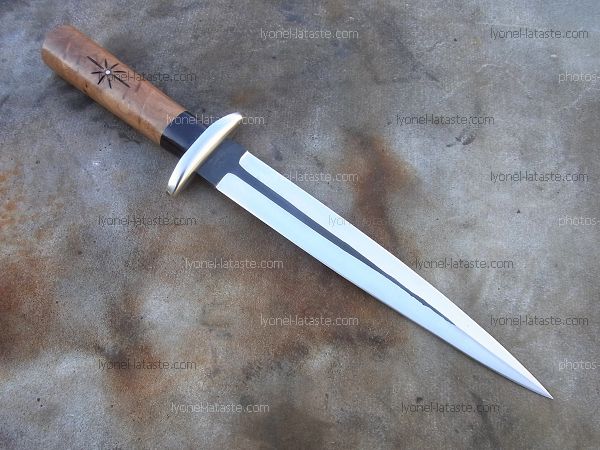 Dague L.LATASTE manche en loupe d'orme  avec lame en acier forgé, double tranchant.