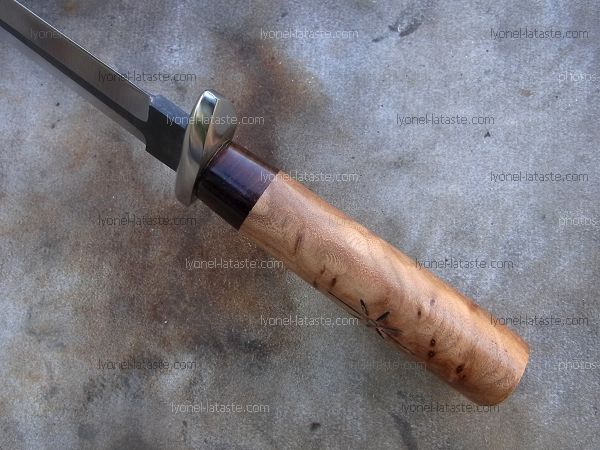 Dague L.LATASTE manche en loupe d'orme  avec lame en acier forgé, double tranchant.