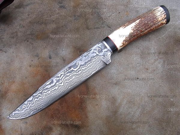 Couteau L.LATASTE manche cerf et ébène avec lame en damas forgé.