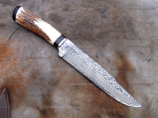 Couteau L.LATASTE manche cerf et ébène avec lame en damas forgé.