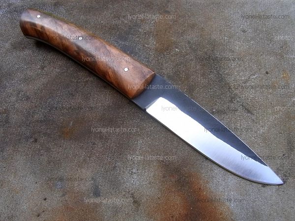Couteau manche en noyer avec lame en acier carbone xc75 OXYDABLE avec une finition brut de forge.