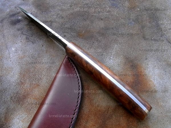 Couteau manche en noyer avec lame acier carbone xc75 OXYDABLE avec une finition brut de forge, guillochage du dos de lame