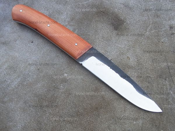 Couteau manche en bois d'if avec lame en acier carbone xc75 OXYDABLE avec une finition brut de forge.