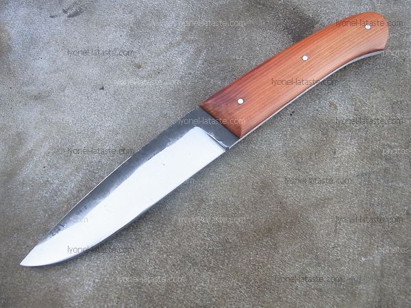 Couteau de cuisine, manche en bois d'if avec lame en acier carbone xc75 OXYDABLE avec une finition brut de forge.