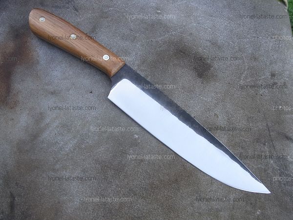 Couteau de cuisine forgé, manche en chêne avec lame en acier xc75.