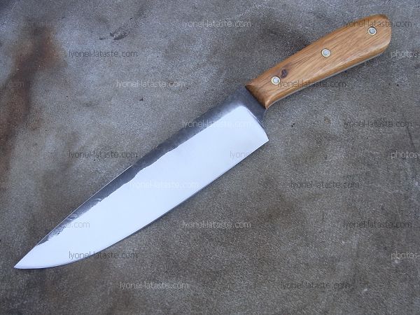 Couteau de cuisine forgé, manche en chêne avec lame en acier xc75.