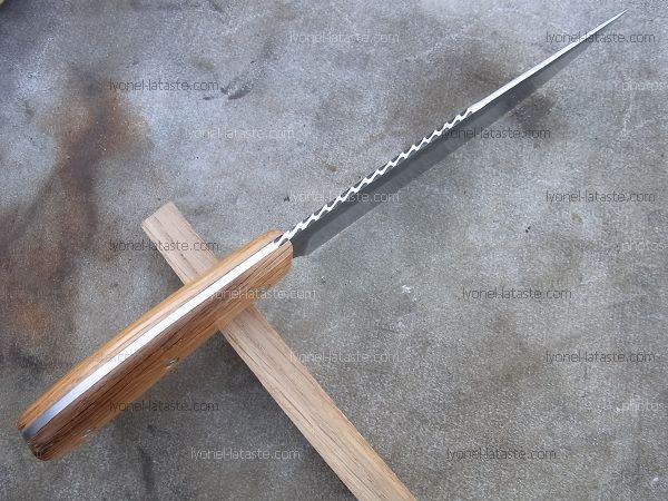 Couteau de cuisine forgé, manche en chêne avec lame en acier xc75, guillochage du dos la lame.