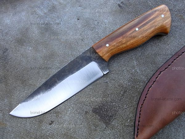 Couteau L.LATASTE manche en corne de bélier avec lame en acier forgé.