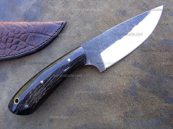 Couteau L.LATASTE manche en corne de buffle avec lame en acier forgé.