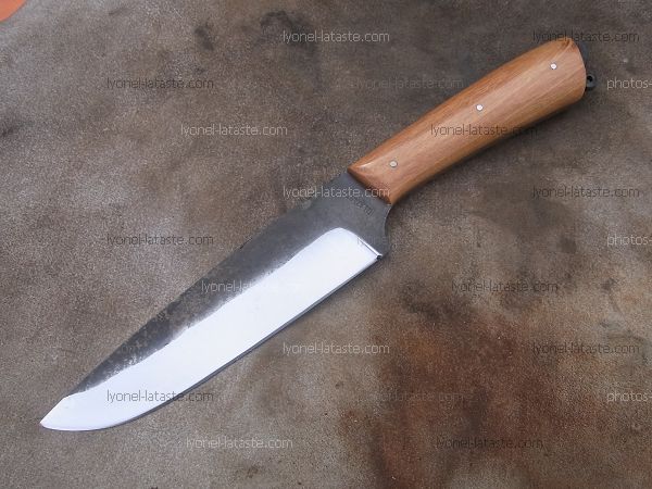Couteau L.LATASTE manche en vieux robinier avec volute forgée dans la masse, lame en acier forgé.