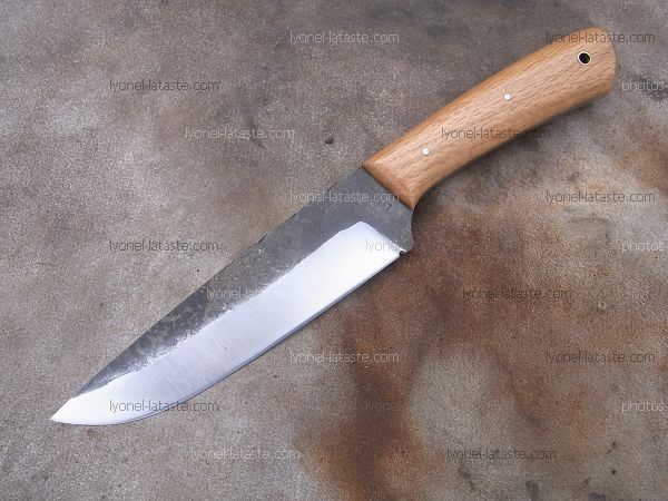 Couteau L.LATASTE manche en chêne avec lame en acier forgé.