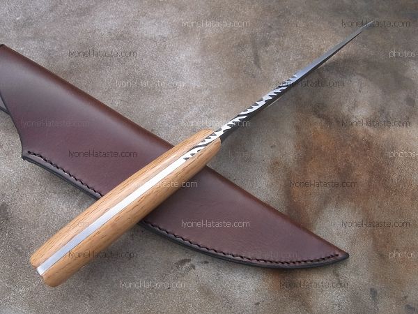 Couteau L.LATASTE manche en chêne avec lame en acier forgé et guillochage.