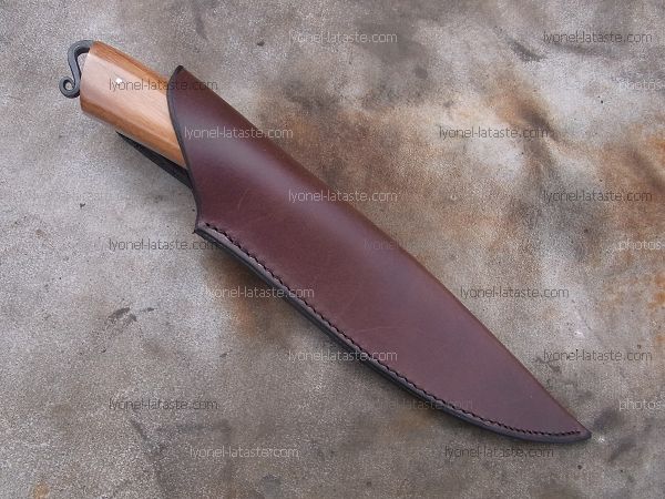 Couteau L.Lataste forgé avec son étui en cuir.
