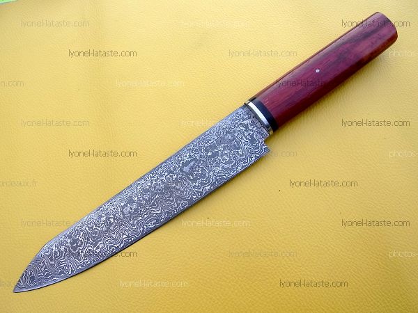 Couteau de cuisine en damas forgé.