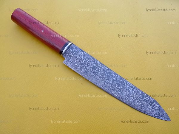Couteau de cuisine en damas forgé.