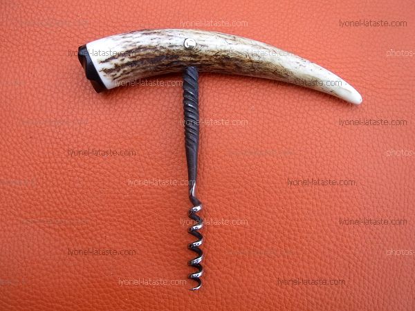Tire-bouchon forgé en acier, en une seule pièce, manche en bois de cerf avec décoration florale en ébène. Tire-bouchon pièce unique.
