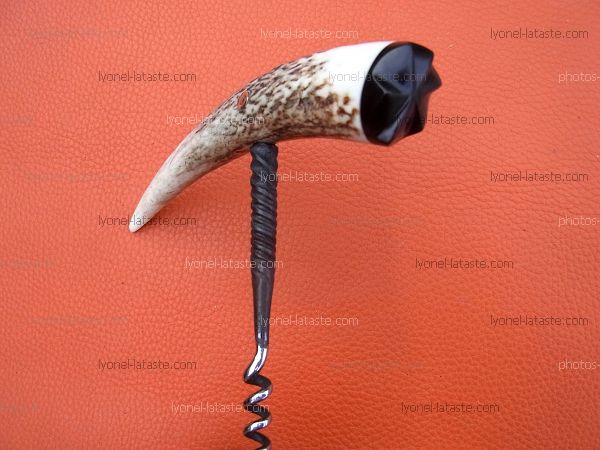 Tire-bouchon forgé en acier, en une seule pièce, manche en bois de cerf avec décoration florale en ébène. Tire-bouchon pièce unique.