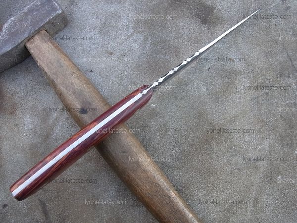 Couteau lame lancette forgé manche en padouk avec lame en acier carbone, guillochage