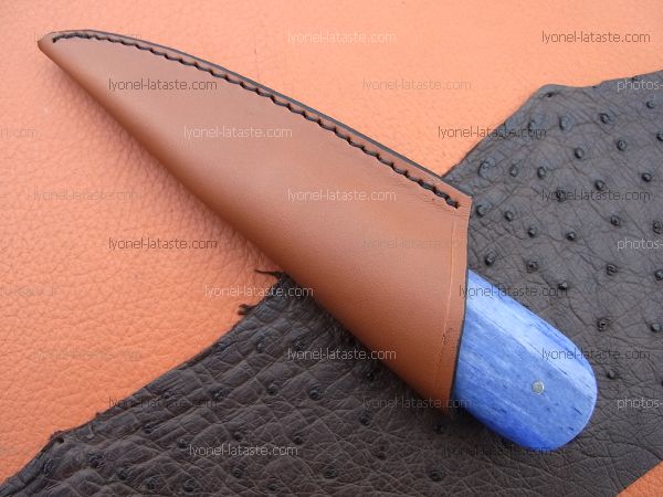 Couteau à huitre os teinté et lame damas dans son étui en cuir.