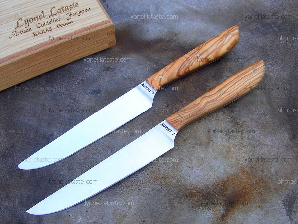 Couteaux de table L.LATASTE manches en olivier avec lames en acier inoxydable.