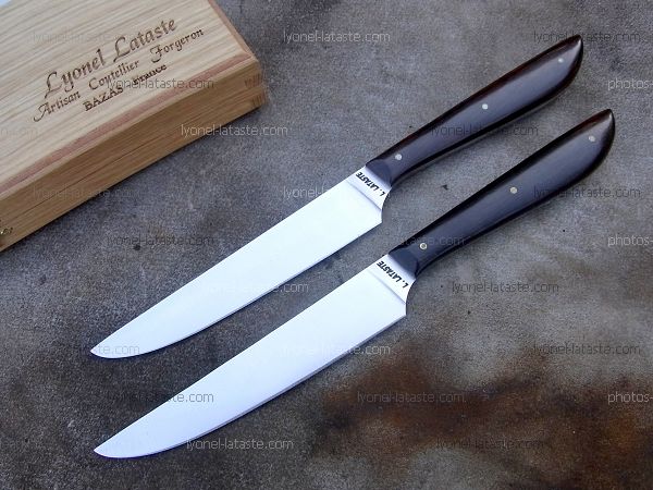 Couteaux de table L.LATASTE coffret 2 pièces manches en ébène avec lames en acier inoxydable.