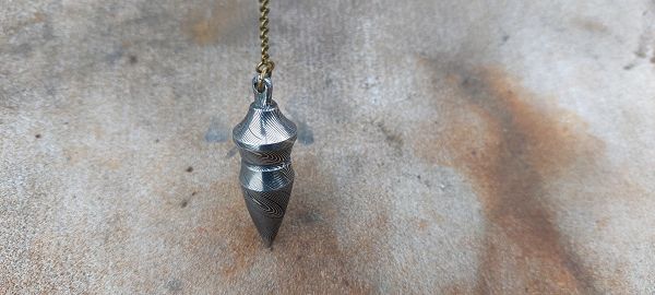 Pendule damas forgé L.LATASTE avec perle en ivoire de mammouth fossilisé.