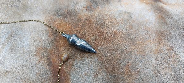 Pendule damas forgé L.LATASTE avec perle en ivoire de mammouth fossilisé.