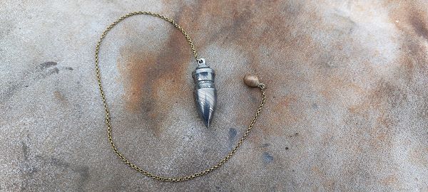 Pendule damas L.LATASTE avec perle en ivoire de mammouth fossilisé.