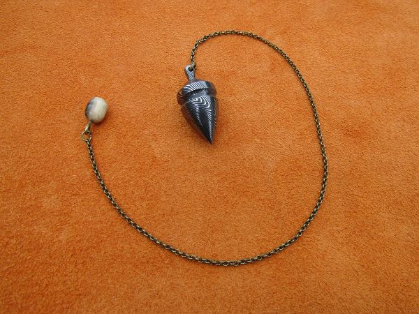 Pendule damas forgé L.LATASTE avec perle en ivoire de mammouth fossilisé.