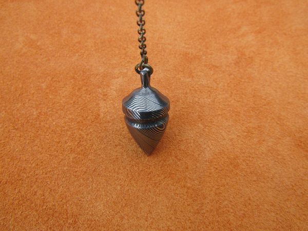 Pendule damas forgé L.LATASTE avec perle en ivoire de mammouth fossilisé.