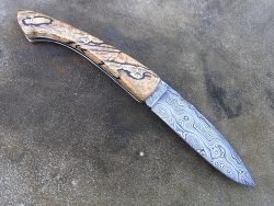 Couteau pliant L.LATASTE manche en tilleul échauffé avec une lame en damas forgé
