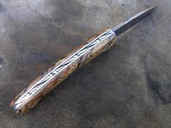 Couteau pliant L.LATASTE guillochage sur le dos du ressort et à l'intérieur, guillochage du dos de la lame.