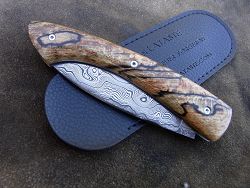 Couteau pliant L.LATASTE manche en tilleul échauffé et lame damas avec son étui de protection (fourreau de poche).