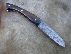 Couteau pliant L.LATASTE manche en ébène grenadille avec une lame en damas forgé.
