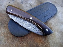 Couteau pliant L.LATASTE manche en ébène grenadille et lame damas avec son étui de protection (fourreau de poche).