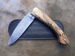 Couteau pliant L.LATASTE manche en loupe de châtaignier et lame damas avec son étui de protection (fourreau de poche).